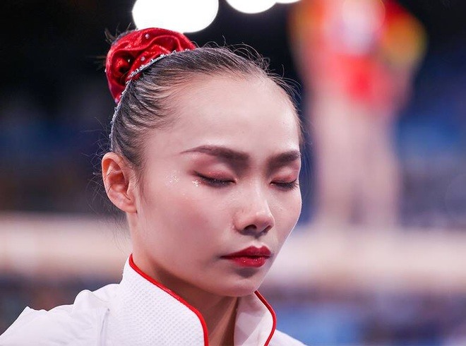 Yufei Lu - đội tuyển thể dục nghệ thuật Trung Quốc trong khoảnh khắc tĩnh tâm.