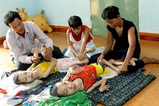 Gia đình ông Nguyễn Hữu Dõng, ở xã Tiên Châu, huyện Tiên Phước, tỉnh Quảng Nam có 7 người con bị di chứng chất độc da cam. (Ảnh: Dương Ngọc/TTXVN)