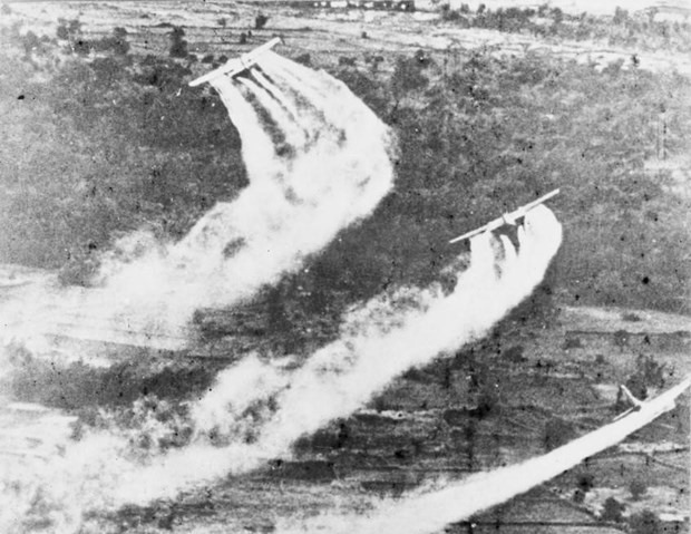 Máy bay Mỹ rải chất độc da cam/dioxin xuống miền Nam Việt Nam. (Ảnh: Tư liệu TTXVN)