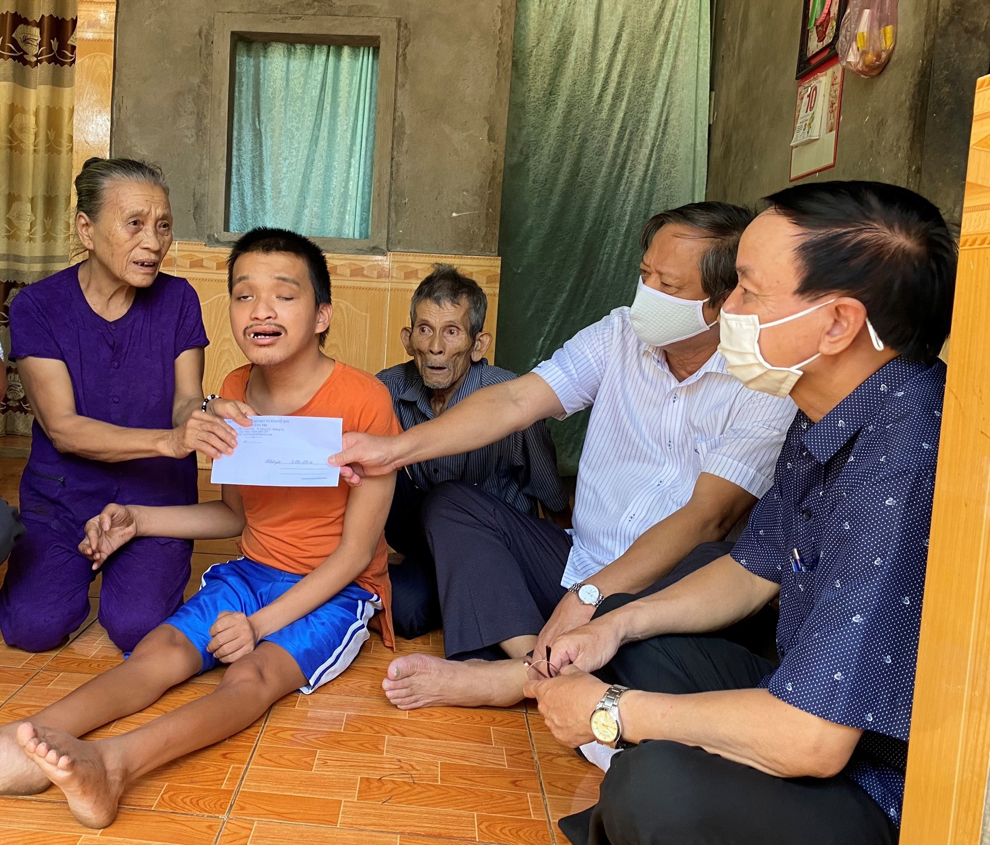 Tặng quà cho gia đình nạn nhân da cam tại xã Cam Chính, huyện Cam Lộ - Ảnh: T.P