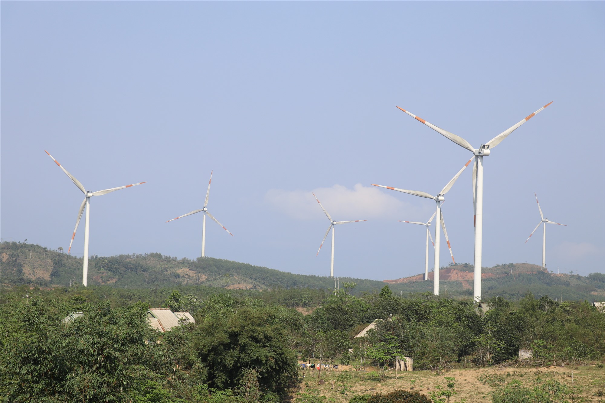 Dự án điện gió tại xã Hướng Linh (Hướng Hóa, Quảng Trị) đang đoạt động hơn 2 năm nay