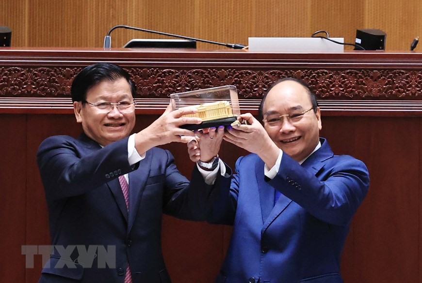 Chủ tịch nước Nguyễn Xuân Phúc trao mô hình Tòa Nhà Quốc hội mới cho Tổng Bí thư, Chủ tịch nước Lào Thongloun Sisoulith. (Ảnh: Thống Nhất/TTXVN)