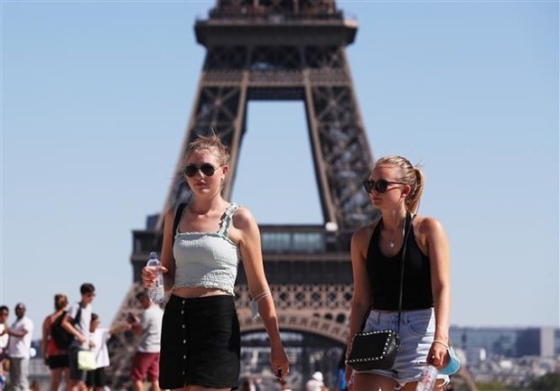 Du khách thăm quan Tháp Eiffel ở Paris, Pháp ngày 7/8/2020. (Ảnh: THX/TTXVN)