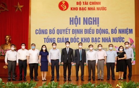 Thứ trưởng Võ Thành Hưng và đại diện lãnh đạo các đơn vị chúc mừng tân Tổng giám đốc Kho bạc Nhà nước. (Ảnh: BTC)