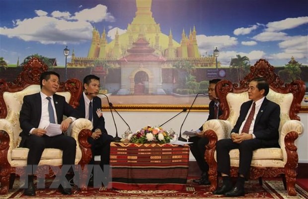Bộ trưởng Bộ Công Thương Nguyễn Hồng Diên gặp Bộ trưởng Công Thương Lào Khampheng Xaysompheng. (Ảnh: TTXVN phát)