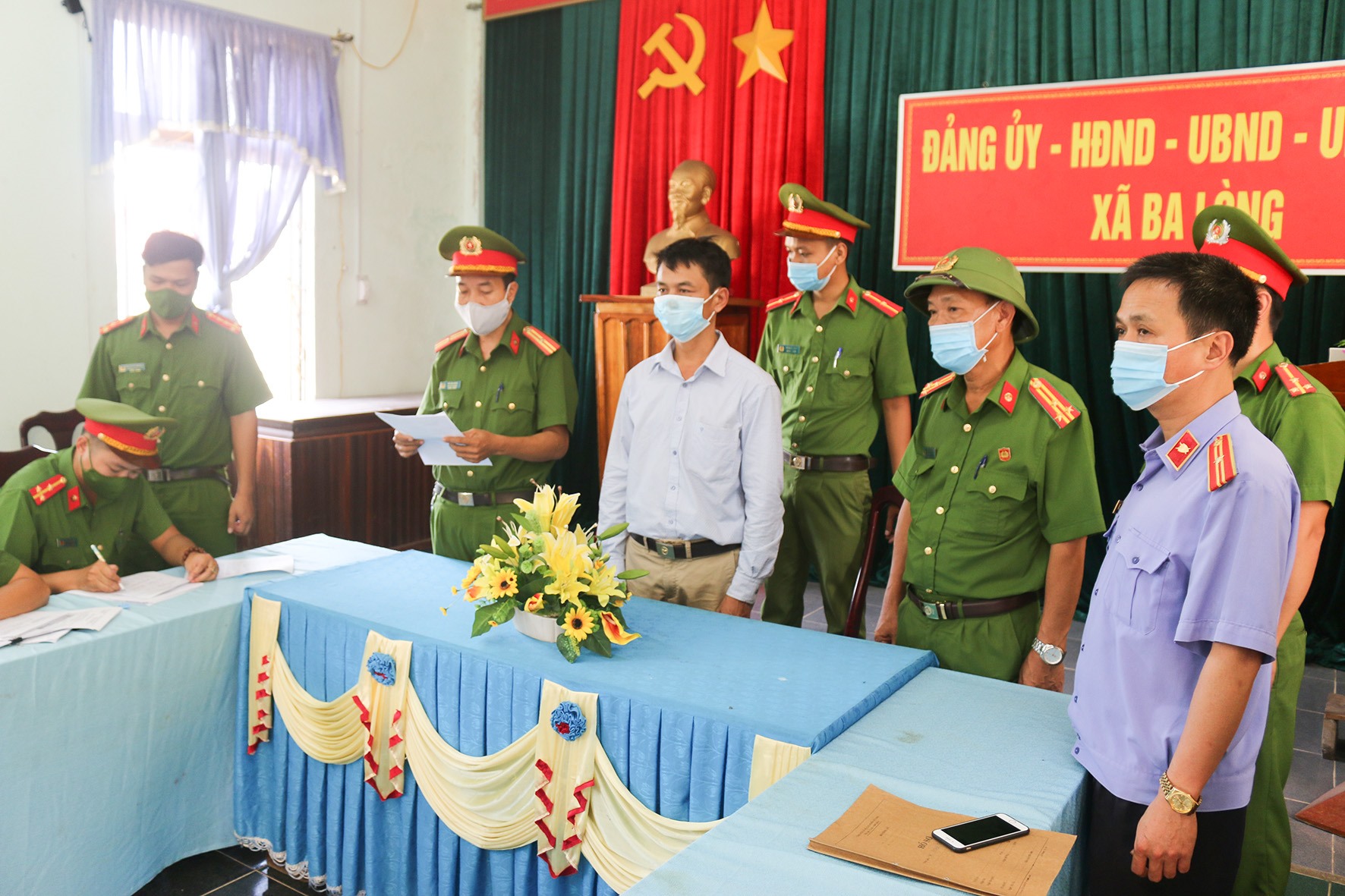Cơ quan Cảnh sát điều tra Công an huyện Đakrông tống đạt quyết định khởi tố bị can đối với Hoàng Đình-Ảnh: Thành Nam
