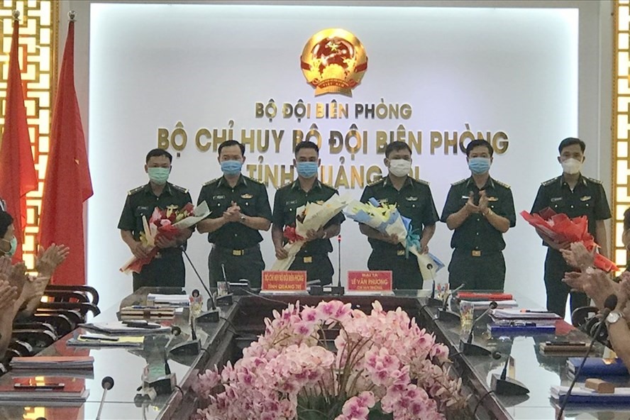 4 quân y Biên phòng Quảng Trị nhận hoa chúc mừng của lãnh đạo Biên phòng Quảng Trị trước lúc lên đường. Ảnh: Mạnh Hùng.