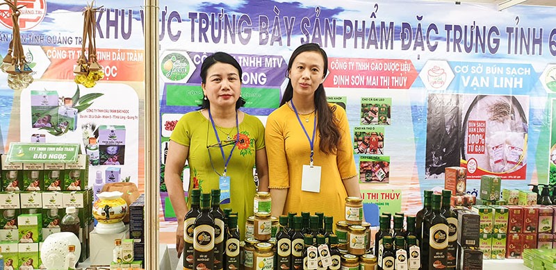 Các sản phẩm của Công ty TNHH Tinh dầu tràm Bảo Ngọc cùng các sản phẩm đặc trưng của tỉnh tham gia kết nối cung cầu hàng hóa giữa tỉnh Quảng Trị và các địa phương trong nước - Ảnh: Đ.T