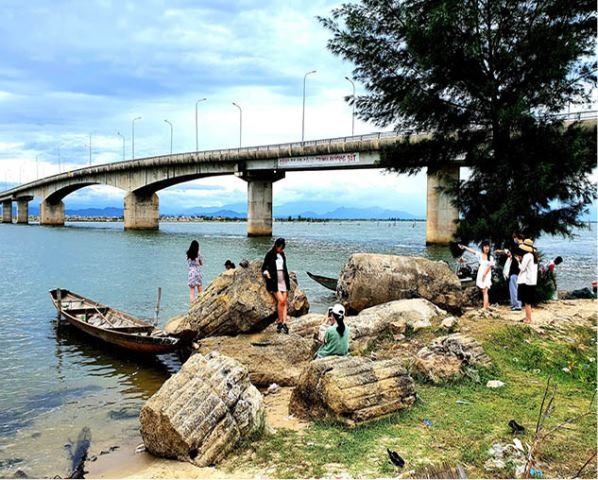 Cầu Tam Giang trở thành điểm “check-in” mới thời gian gần đây