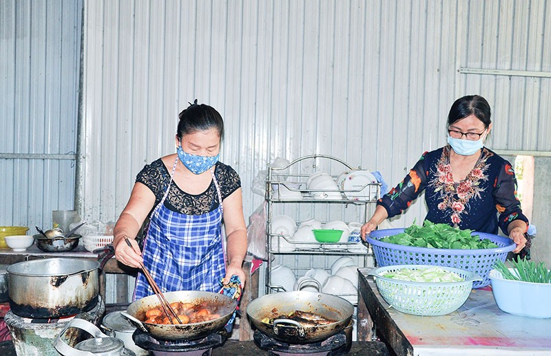 Chị em Khu phố 6, Phường 1, thành phố Đông Hà tham gia nấu ăn ở “Góc bếp yêu thương” - Ảnh: T.L