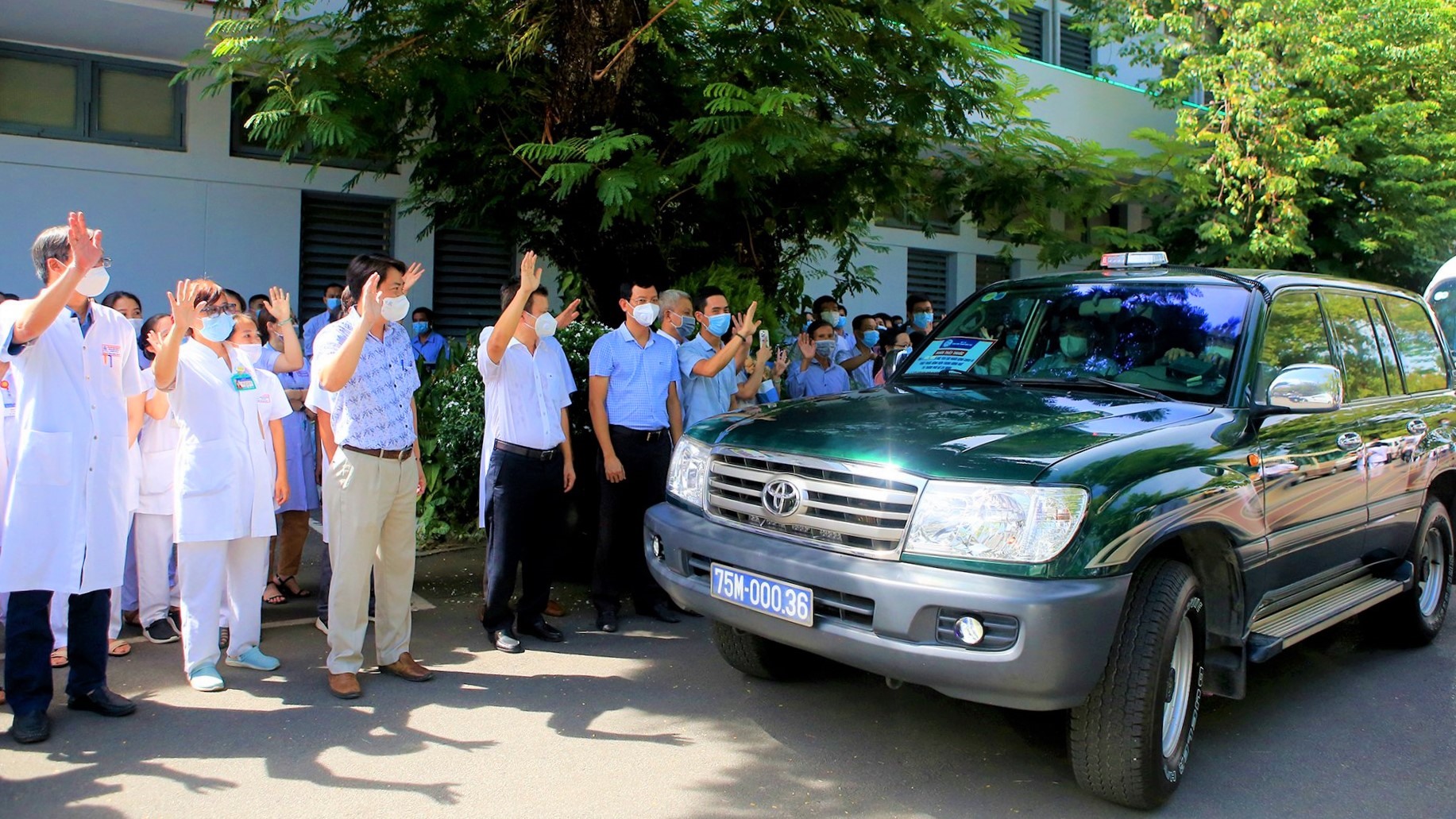 Sáng cùng ngày, đoàn thầy thuốc của Bệnh viện Trung ương Huế đã lên đường vào TP. Hồ Chí Minh để triển khai, vận hành Trung tâm Hồi sức tích cực người bệnh COVID-19.