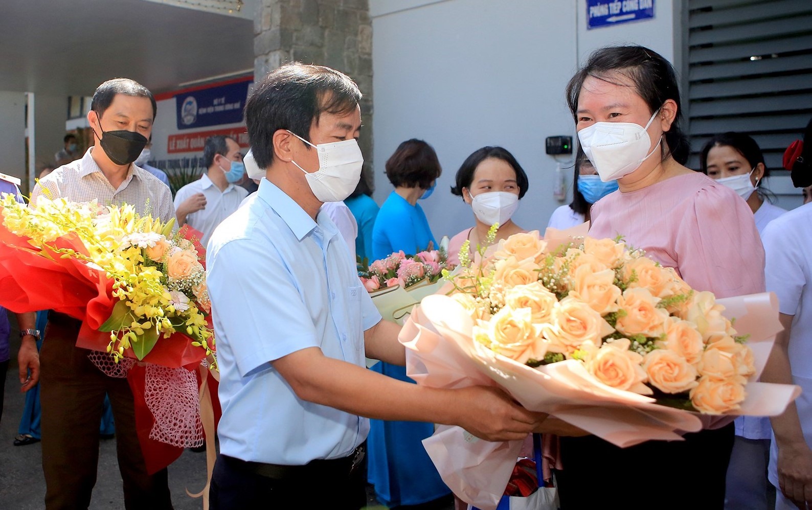Chủ tịch UBND tỉnh Thừa Thiên Huế Nguyễn Văn Phương tặng hoa động viên các y, bác sĩ trong đoàn công tác của Bệnh viện Trung ương Huế trước lúc lên đường.