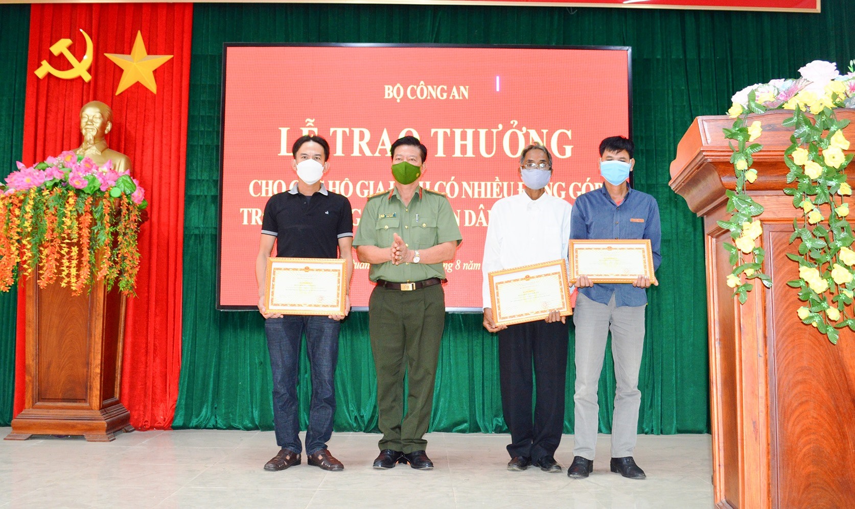 Đại tá Lê Phương Nam, Phó Giám đốc Công an tỉnh trao bằng khen của Bộ trưởng Bộ Công an cho các hộ dân hiến tặng đất cho lực lượng công an - Ảnh: ĐV