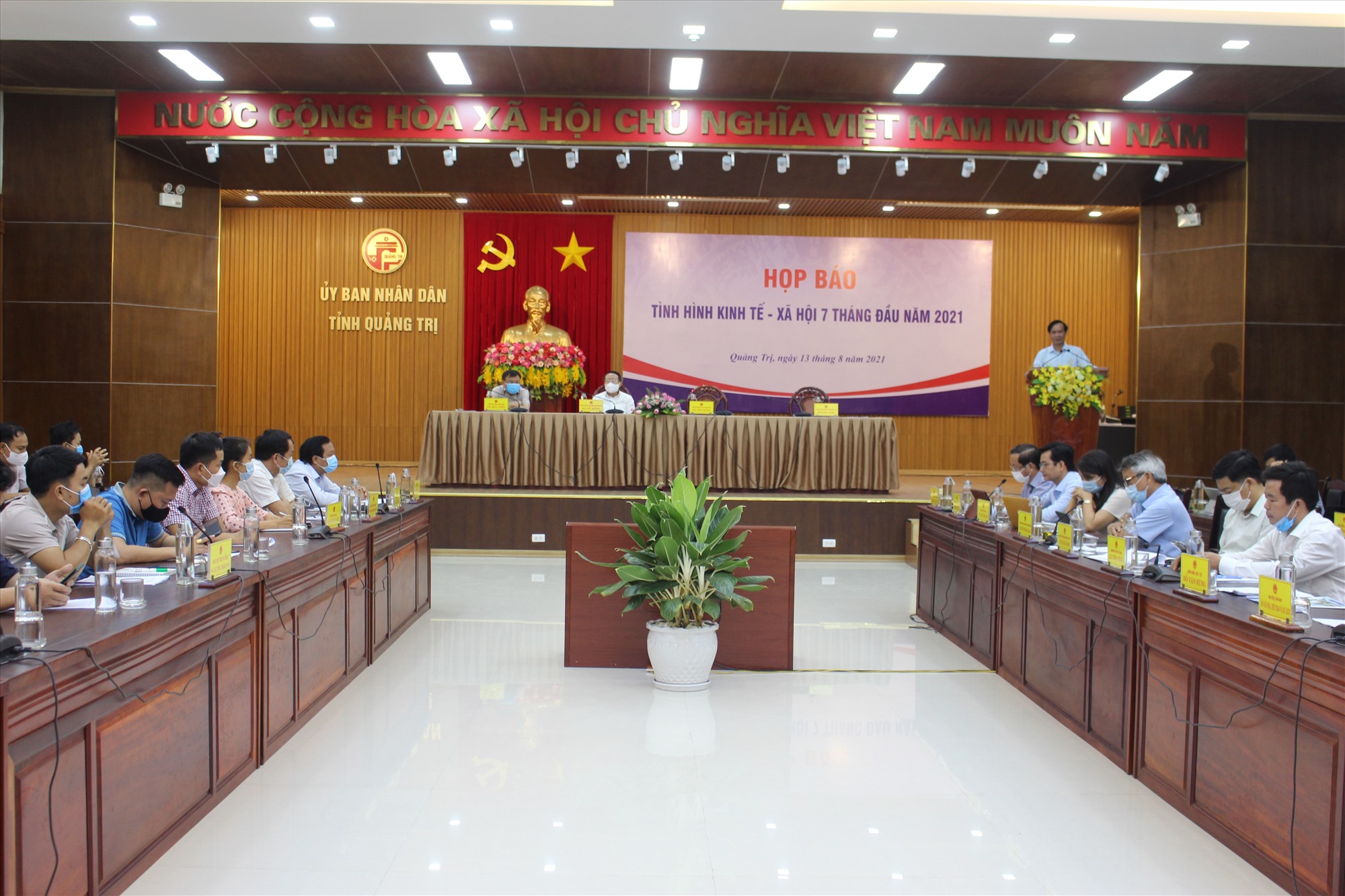 Chủ tịch UBND tỉnh Võ Văn Hưng trao đổi thông tin tại cuộc họp báo - Ảnh: T.T
