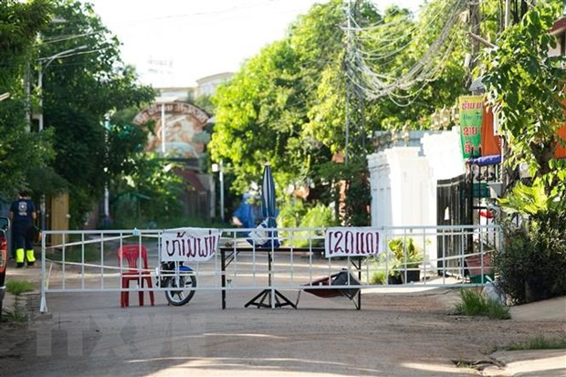 Một khu vực bị phong tỏa do có ca nhiễm COVID-19 tại Vientiane, Lào. (Ảnh: THX/TTXVN)