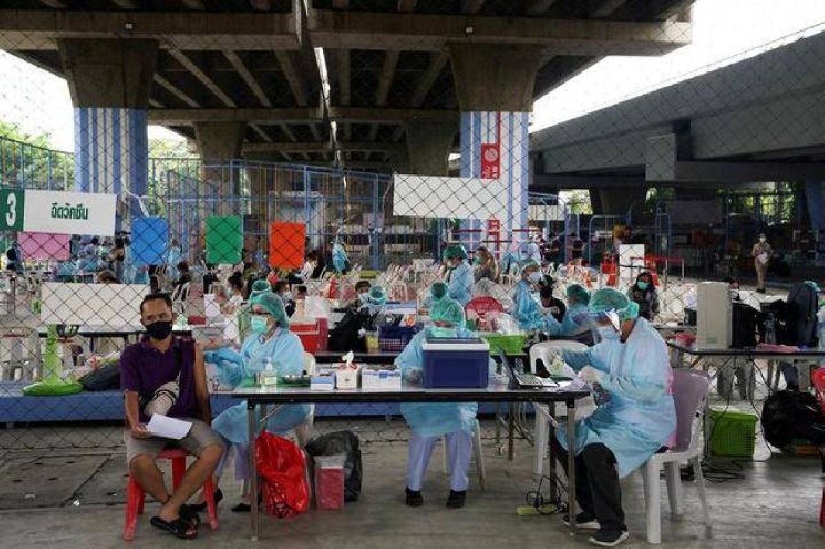 Thái Lan đang phải đối mặt với rất nhiều thách thức lớn như dịch bệnh Covid-19 đang hoành hành với số ca mắc mới ghi nhận ngày 13/8 là 23.418 ca. Ảnh: Reuters