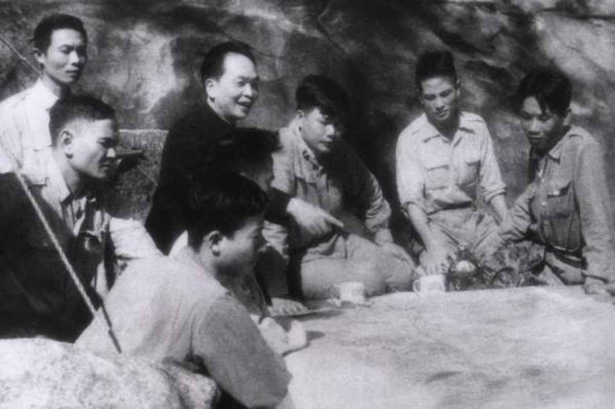 Đại tướng Võ Nguyên Giáp cùng các tướng lĩnh Quân đội ta hoạch định kế hoạch tấn công Điện Biên Phủ tháng 3/1954. (Ảnh TTXVN)