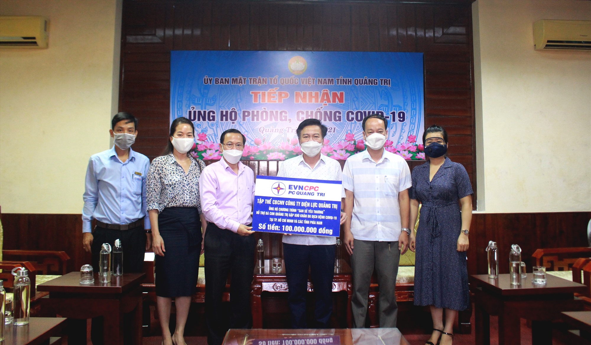 Công ty Điện lực Quảng Trị trao kinh phí hỗ trợ người dân Quảng Trị đang gặp khó khăn do COVID - 19 tại các tỉnh, thành phía Nam - Ảnh: T.L