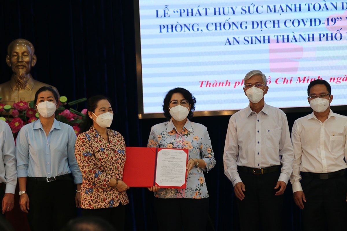 Bà Nguyễn Thị Lệ, Chủ tịch HĐND TP.HCM trao quyết định thành lập Trung tâm tiếp nhận, hỗ trợ hàng hóa thiết yếu phục vụ người dân khó khăn bởi dịch bệnh Covid-19