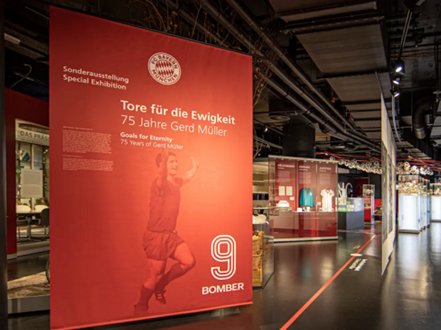 Poster về triển lãm “75 năm Gerd Müller-thiên tài huyền thoại trong và ngoài sân cỏ” tại Allianz Arena.