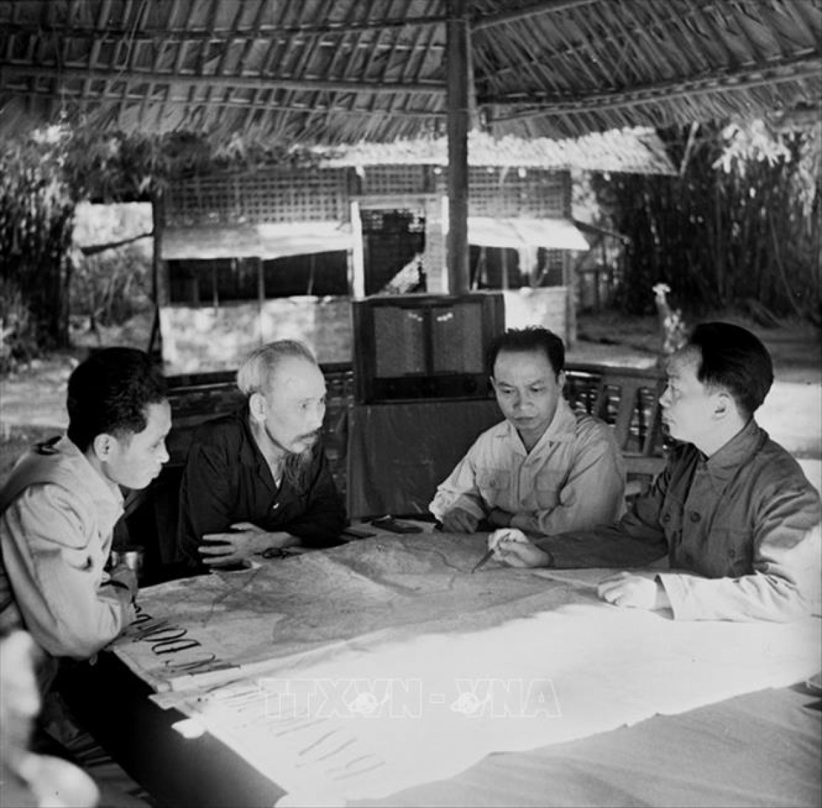 Chủ tịch Hồ Chí Minh, Đại tướng Võ Nguyên Giáp cùng các đồng chí lãnh đạo Đảng và Nhà nước bàn kế hoạch mở chiến dịch Điện Biên phủ năm 1954 (Ảnh tư liệu TTXVN)