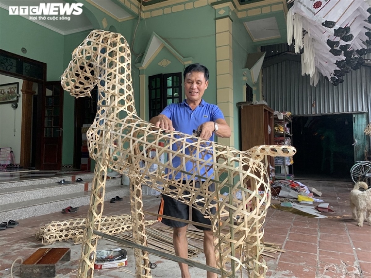 Tại nhà ông Phùng Thanh Hùng (66 tuổi), ông Hùng đang chau chuốt lại bộ khung của một con ngựa trước khi phủ giấy để hoàn thiện sản phẩm.