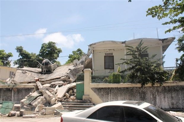 Một tòa nhà bị hư hại sau trận động đất tại Les Cayes, Haiti, ngày 14/8/2021. (Ảnh: AFP/TTXVN)