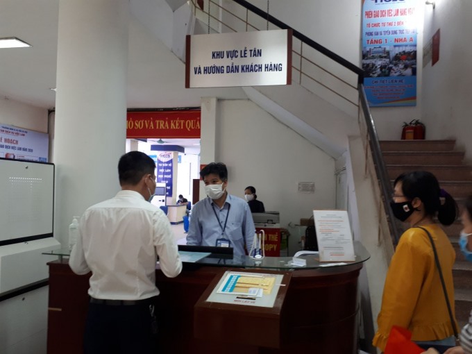 Người lao động tìm hiểu thủ tục bảo hiểm thất nghiệp tại Trung tâm Dịch vụ việc làm Hà Nội.