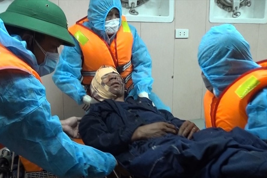 Một thuyền viên bị thương nặng được lực lượng cứu nạn đưa vào bờ. Ảnh: Minh Khánh.