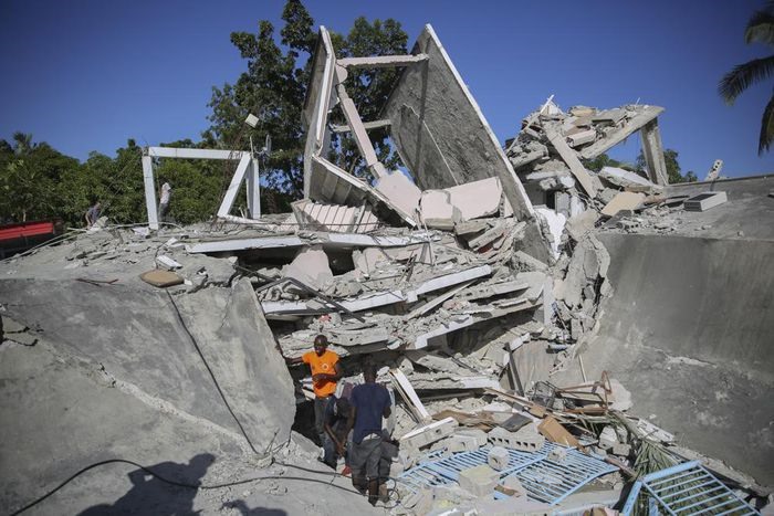 Khu nhà đổ nát sau trận động đất ở Les Cayes, Haiti, hôm 14/8. Ảnh: AP