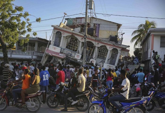 Người dân tập trung bên ngoài khách sạn Petit Pas, nơi vừa bị phá hủy bởi trận động đất ở Les Cayes, Haiti. Ảnh: AP
