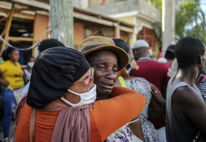Một người phụ nữ bật khóc khi tìm kiếm những người mất tích trong một ngôi nhà bị phá hủy bởi trận động đất hôm 14/8. Ảnh: AP