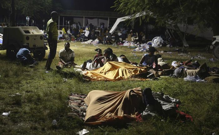 Người dân phải ngủ ở một bãi cỏ của một bệnh viện ở Les Cayes, Haiti. Ảnh: AP