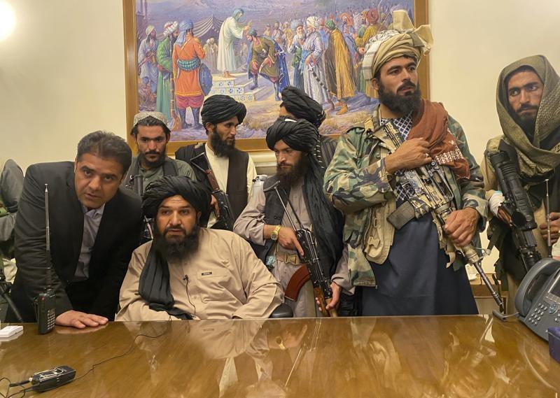 Các tay súng Taliban đã nhanh chóng tiến vào thủ đô Kabul từ khắp các cửa ngõ và nhanh chóng chiếm dinh tổng thống.
