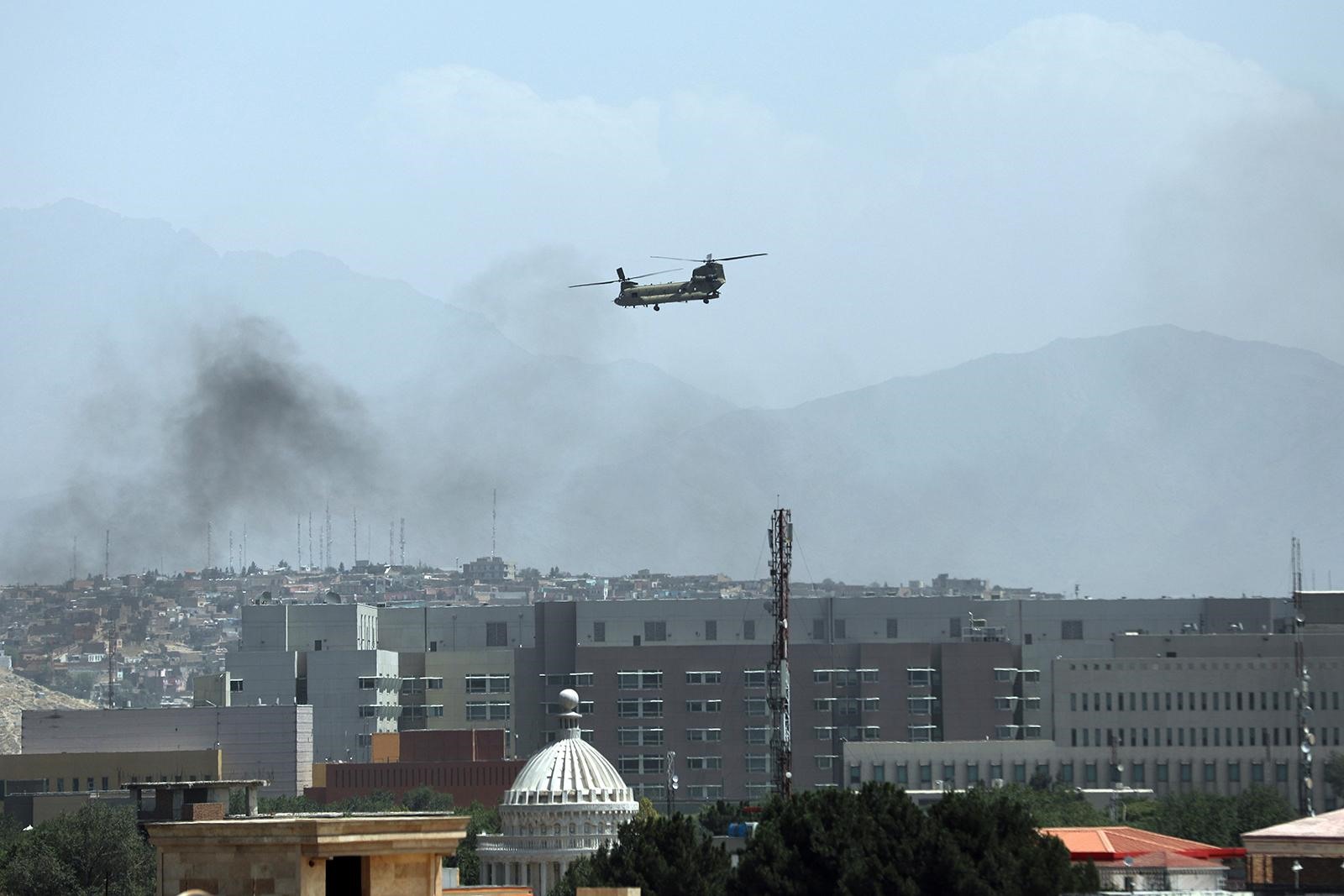 Máy bay trực thăng sơ tán nhân viên ngoại giao Mỹ từ đại sứ quán tại Kabul hôm 15/8. Ảnh: AP