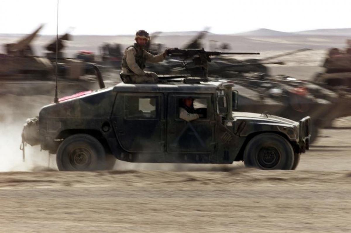 Một chiếc xe quân sự Humvee khởi hành tuần tra từ căn cứ Thủy quân lục chiến Mỹ ở miền Nam Afghanistan, ngày 2/12/2001.