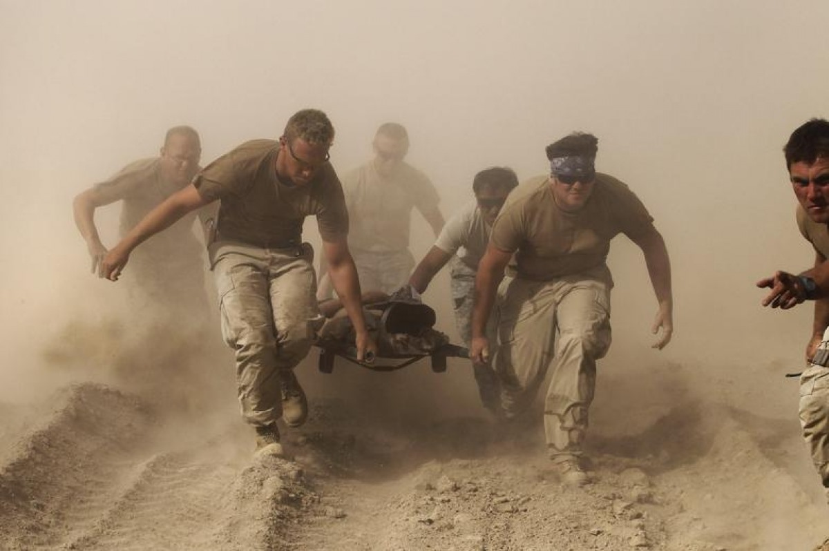 Các thành viên của Hải quân Mỹ đưa đồng đội bị thương do một vụ nổ lên trực thăng yểm trợ ở tỉnh Kandahar, miền Nam Afghanistan, ngày 2/10/2010.