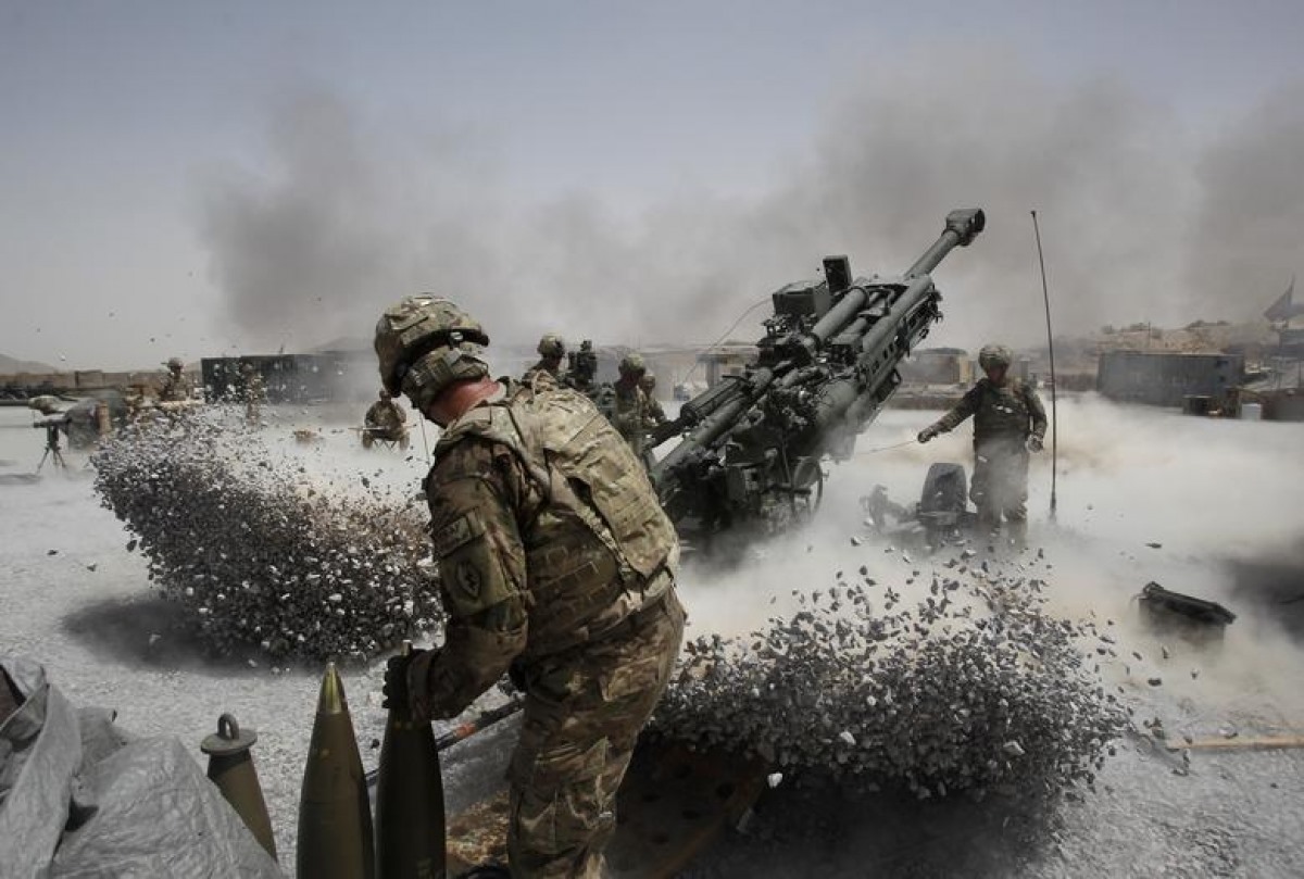 Các binh sĩ của Lục quân Mỹ bắn một khẩu lựu pháo về phía căn cứ Seprwan Ghar ở huyện Panjwai, tỉnh Kandahar, miền Nam Afghanistan, ngày 12/6/2011.