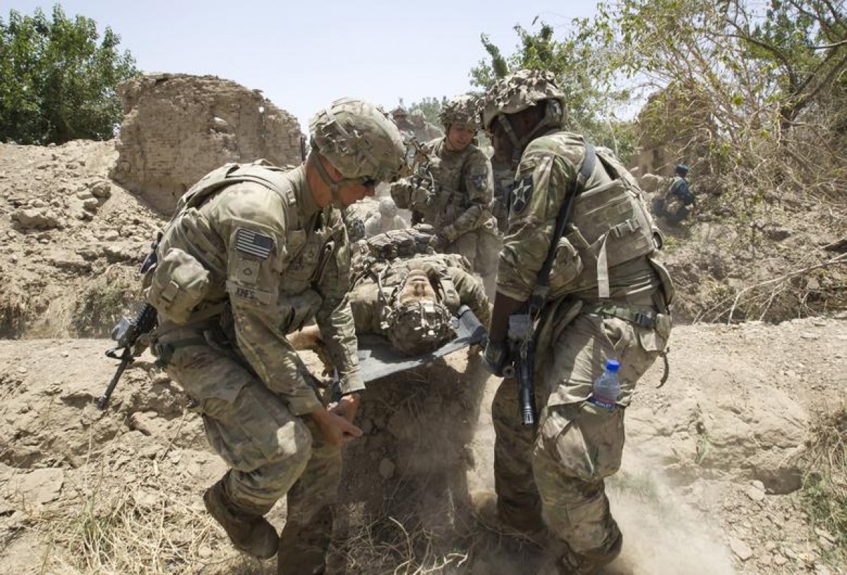 Trung sĩ Matt Krumwiede, người bị thương do thiết bị nổ tự chế (IED), được các binh sĩ Mỹ đưa về phía trực thăng Blackhawk Medevac ở miền Nam Afghanistan ngày 12/6/2012.