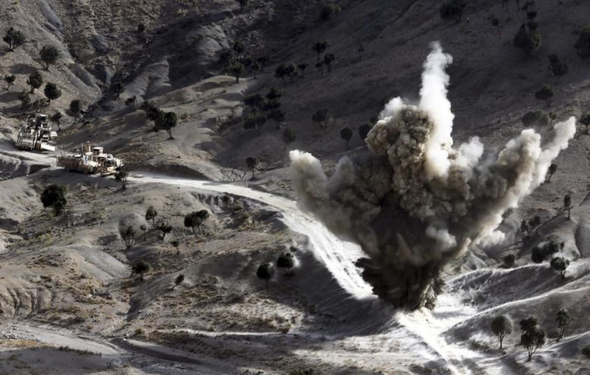 Lính Mỹ cho nổ một quả bom ven đường do các tay súng Taliban cài cắm gần thị trấn Walli Was ở tỉnh Paktika, gần biên giới với Pakistan, ngày 4/11/2012.