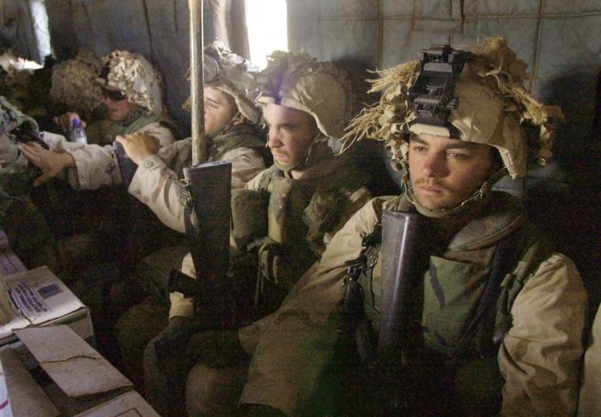 Lực lượng tiếp viện của Thủy quân lục chiến Mỹ trên đường tới một khu vực gần Kandahar ngày 10/12/2001.