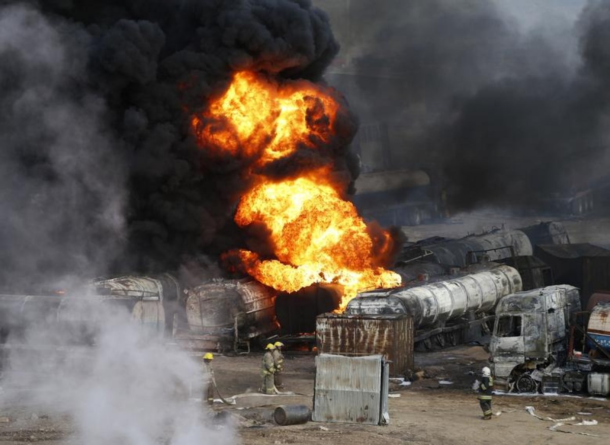 Khói và lửa bốc lên từ các xe chở nhiên liệu sau cuộc tấn công của Taliban ở ngoại ô Kabul, ngày 5/7/2014.