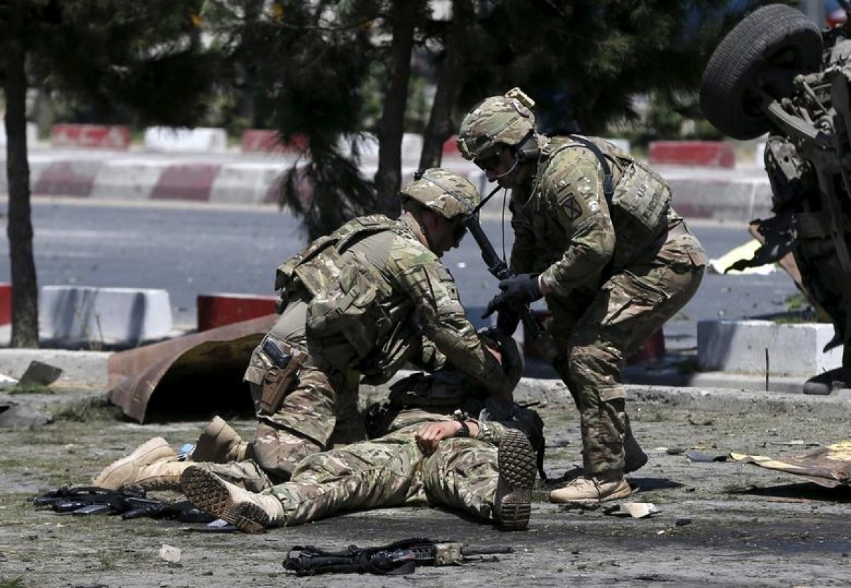 Các binh sĩ Mỹ hỗ trợ đồng đội bị thương tại hiện trường vụ nổ ở Kabul ngày 30/6/2015.