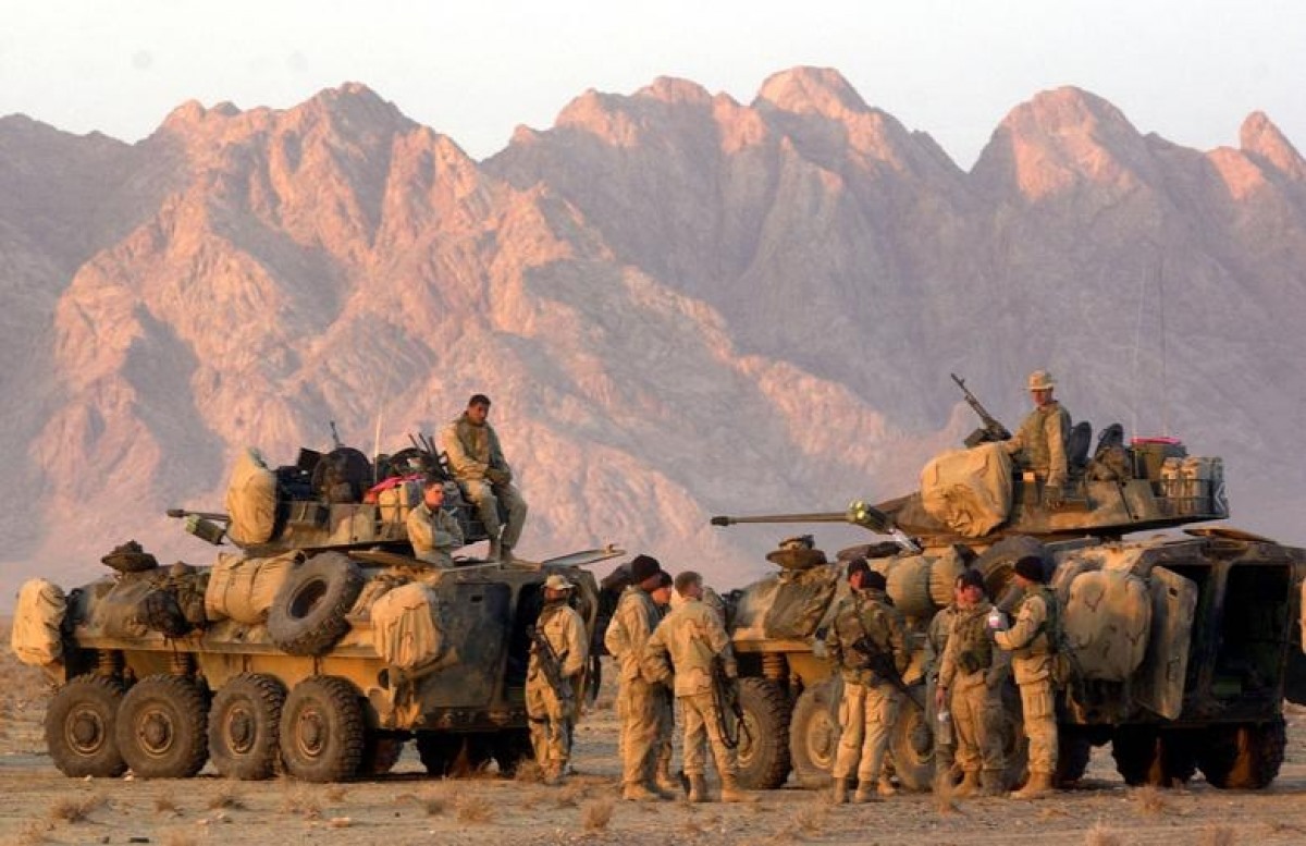 Lực lượng Thủy quân lục chiến Mỹ thành lập đoàn xe tại một khu vực gần Kandahar, trong khi chờ lệnh bắt đầu hành trình đến Kandahar để kiểm soát sân bay, ngày 13/12/2001.