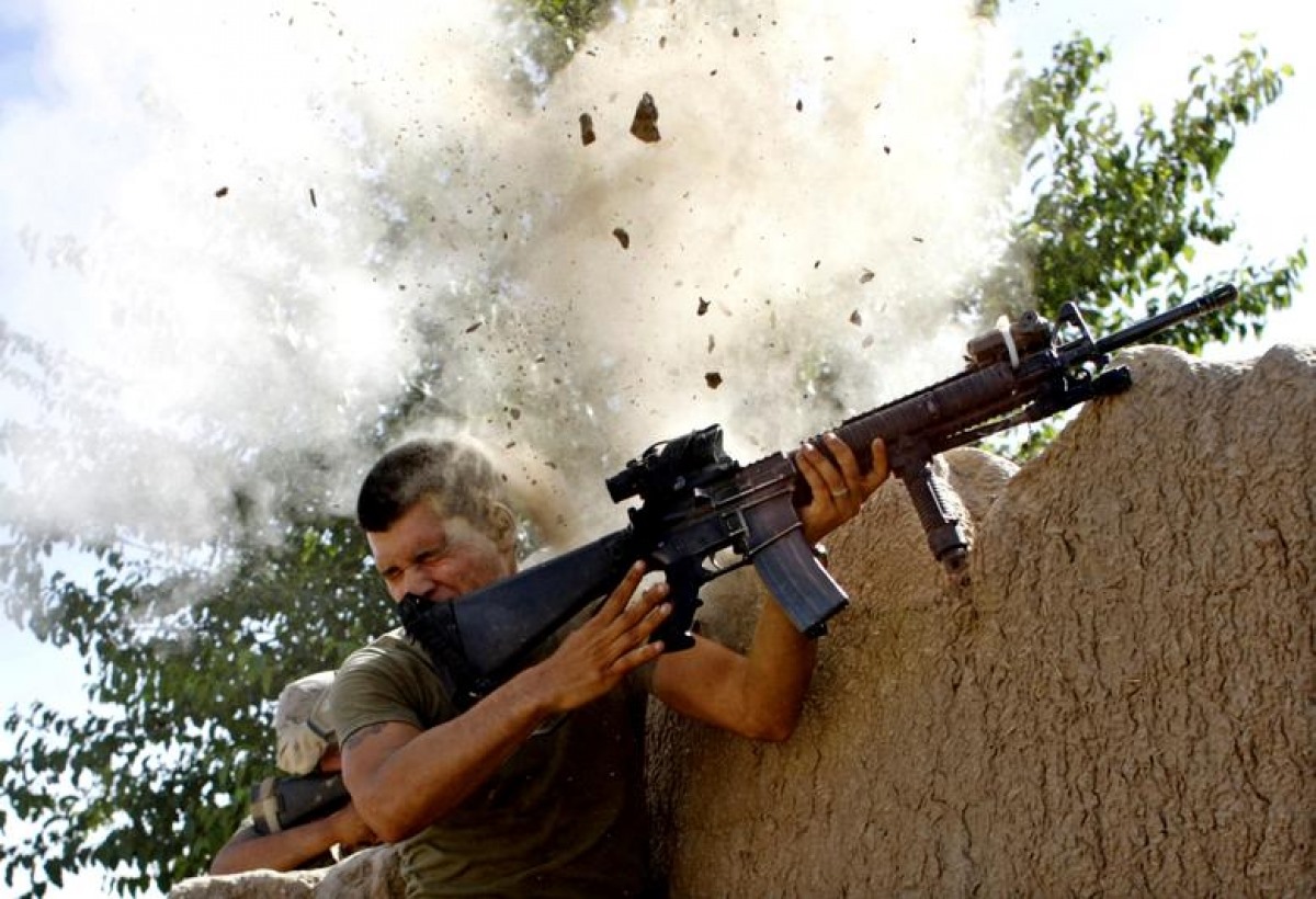 Một người lính Canada chợp mắt sau khi tham gia chiến dịch tìm kiếm các thiết bị nổ tự chế (IED) ở Kandahar, Afghanistan, ngày 21/5/2009.