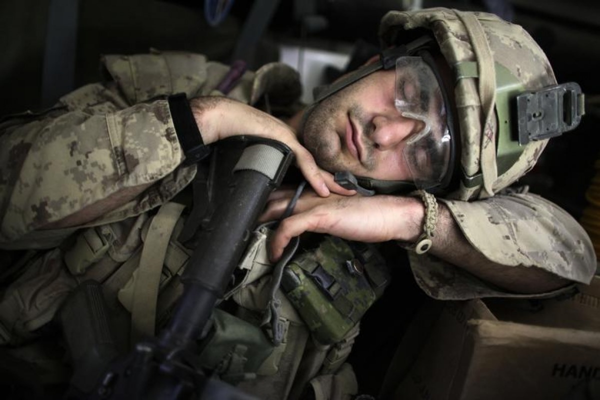 Một binh sĩ Mỹ nghỉ ngơi sau nhiệm vụ tuần tra ban đêm gần trại Honaker Miracle tại thung lũng Pesh của tỉnh Kunar, Afghanistan, ngày 12/8/2009.