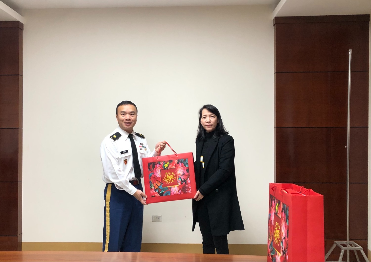 Bà Nguyễn Triều Thương, Giám đốc Sở Ngoại vụ tiếp và làm việc với đoàn Văn phòng Hợp tác quốc phòng Hoa Kỳ vào tháng 1/2021- Ảnh: SNV