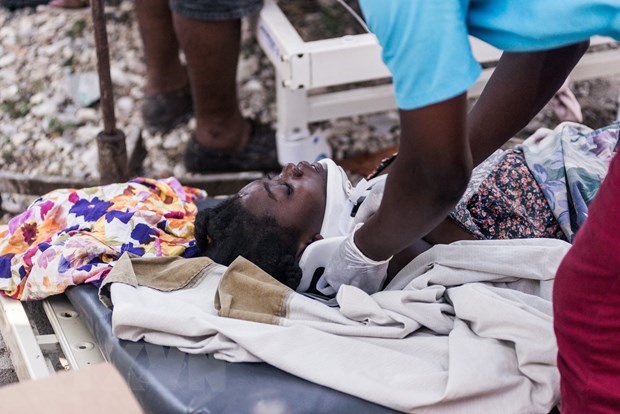 Một nạn nhân bị thương sau trận động đất ở Les Cayes, Haiti ngày 15/8/2021. (Ảnh: AFP/TTXVN)