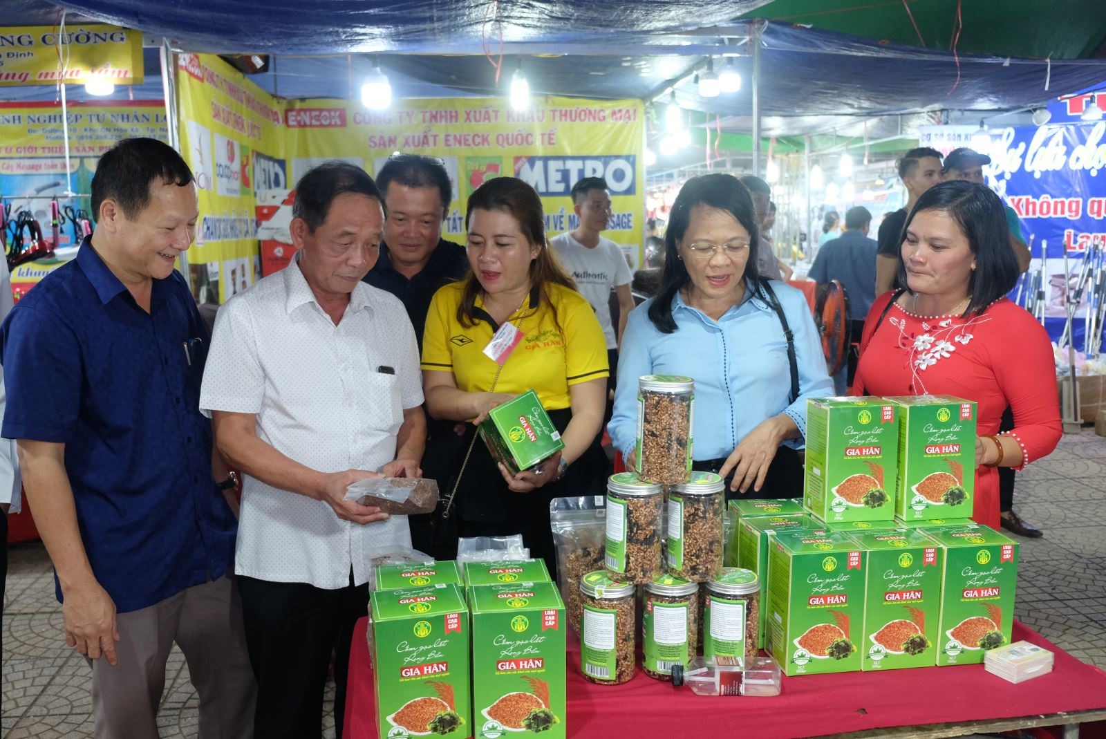 Các Hội chợ thương mại tại huyện Vĩnh Linh được tổ chức góp phần tiêu thụ, quảng bá các sản phẩm trong nước