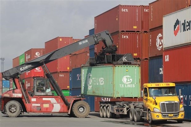 Bốc xếp container tại cảng Cát Lái (Thành phố Hồ Chí Minh). (Ảnh: Quang Châu/TTXVN)